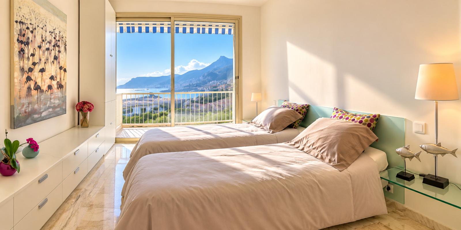 ROQUEBRUNE-CAP-MARTIN – SPACIEUX 4 PIÈCES AVEC PISCINE ET PARKING, PROCHE MONACO