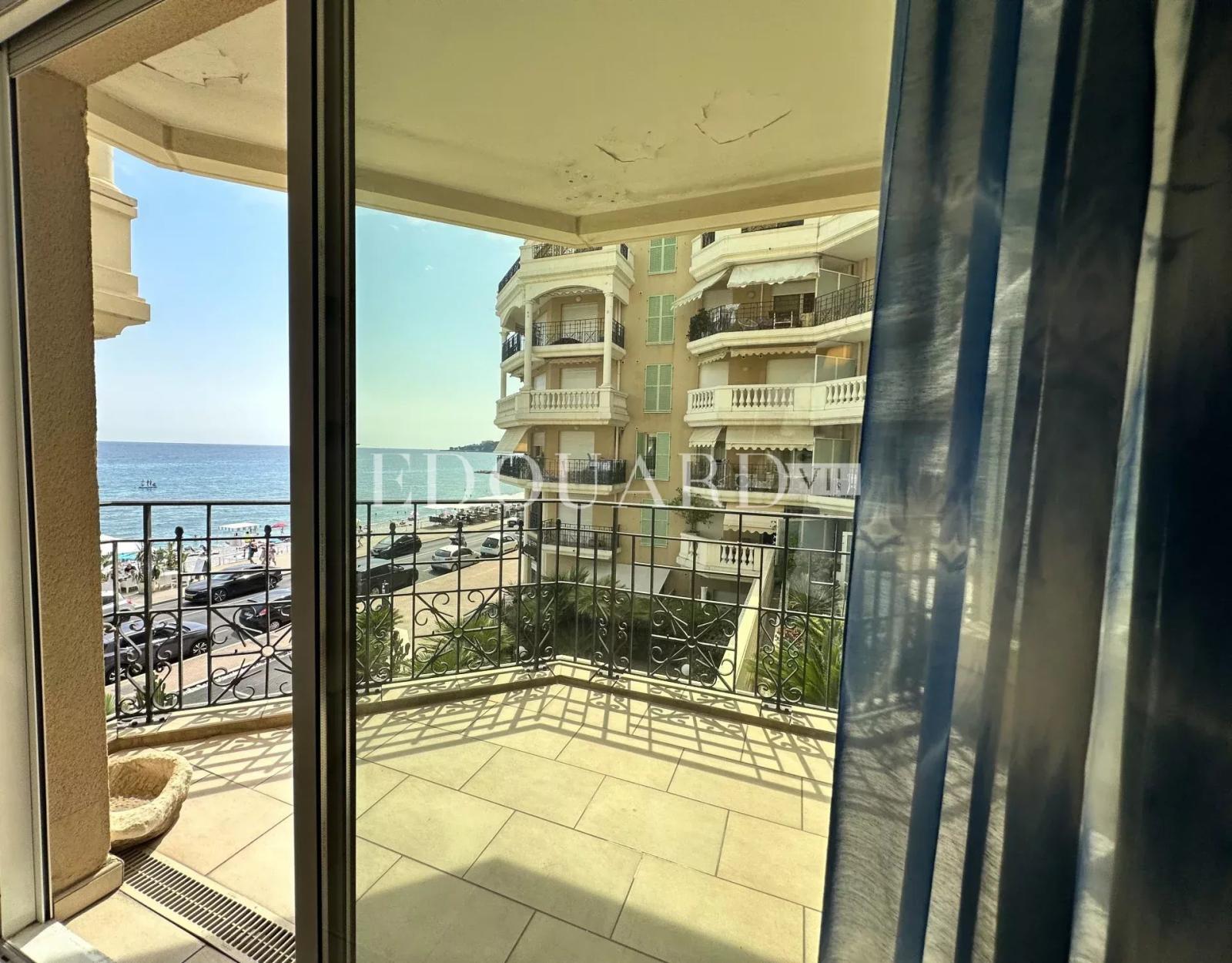 Deux pièces en bon état avec terrasse et belle vue mer, dans prestigieux immeuble face aux plages