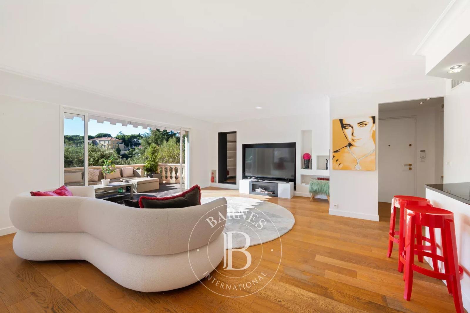 VILLEFRANCHE-SUR-MER — ÉLÉGANT DUPLEX AVEC VUE PANORAMIQUE DÉGAGÉE