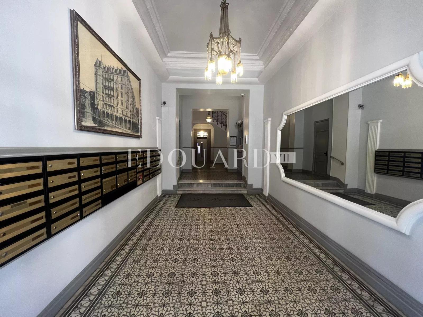 En exclusivité trois pièces à vendre avec belle vue sur la ville jusqu’à la mer, en plein centre de Menton