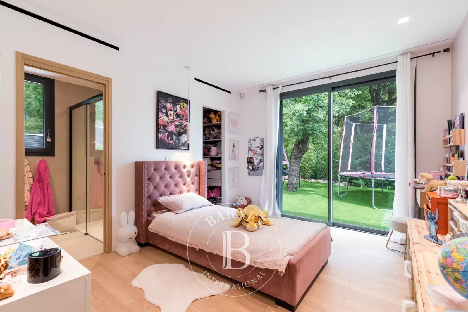 5mn de Valbonne - Magnifique maison contemporaine – 5 chambres – Domotique – Piscine – Studio indépendant