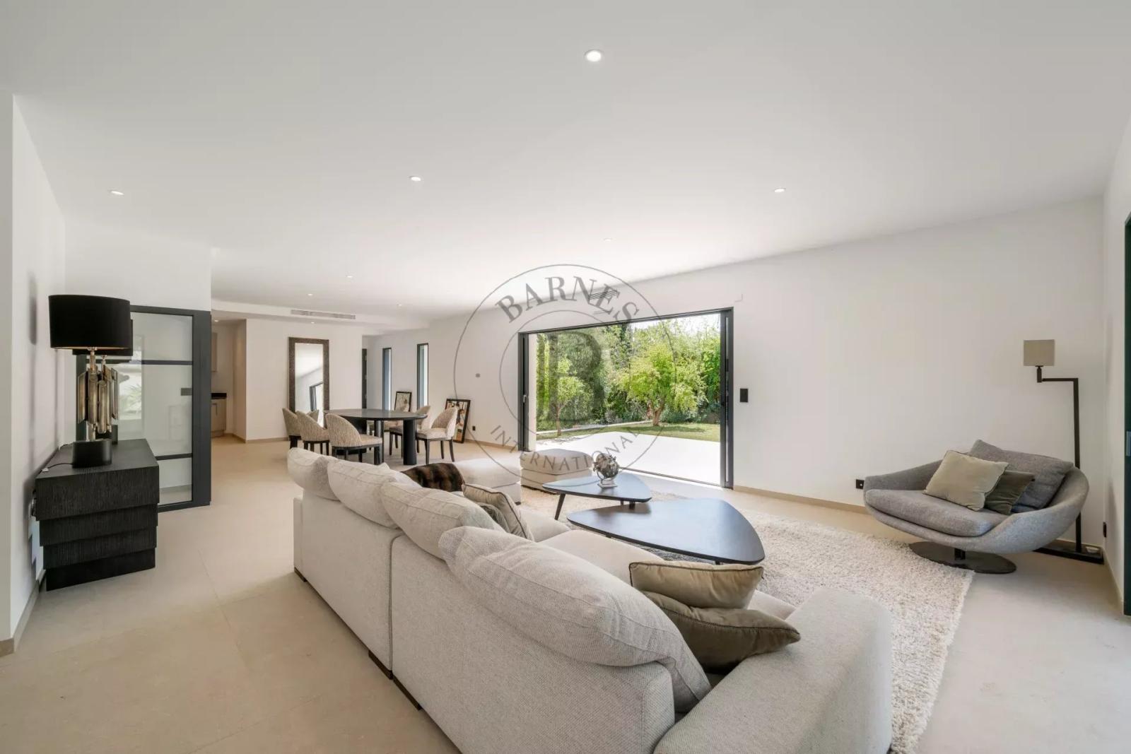 MOUGINS - MAISON NEUVE CONTEMPORAINE