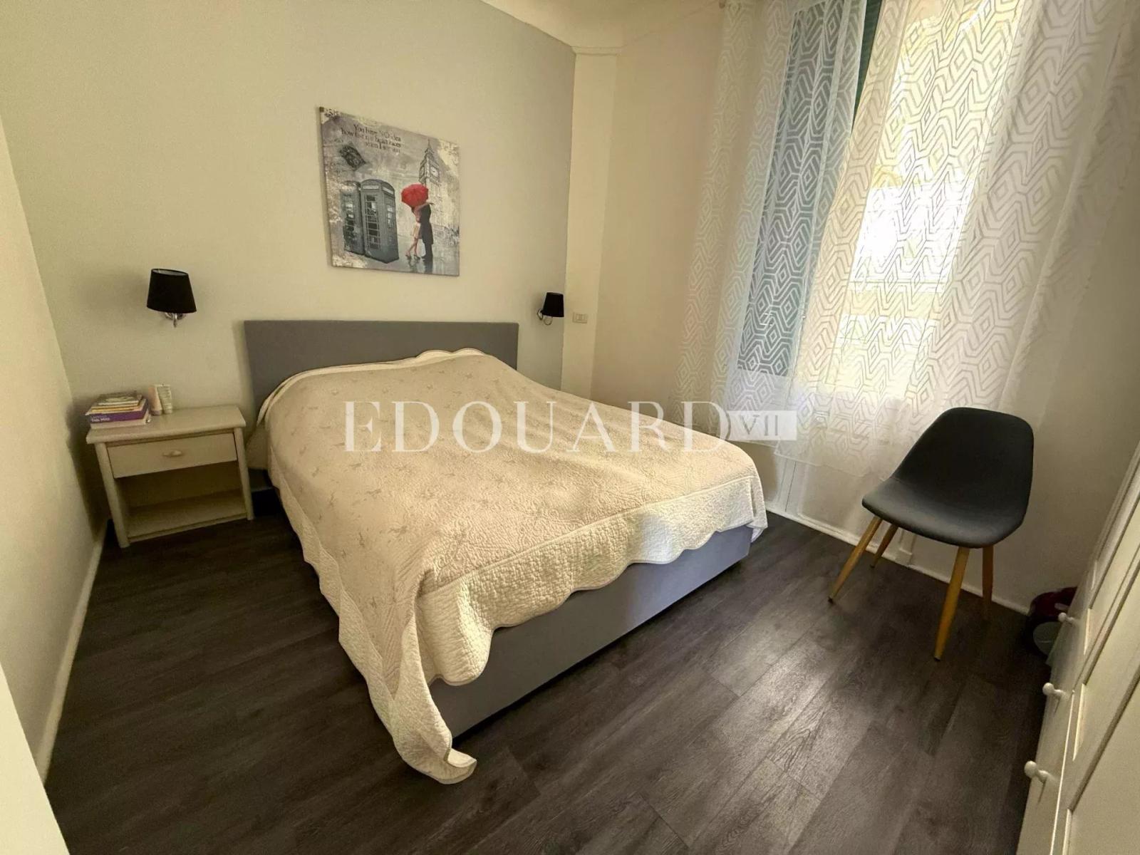 Trois pièces avec magnifique vue mer panoramique, dans joli immeuble ancien proche  de la Principauté de Monaco