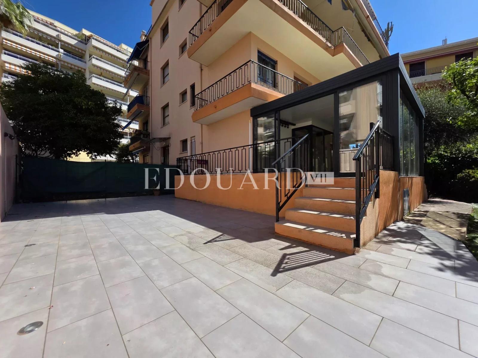 Sur la commune de Roquebrune Cap Martin, quatre pièces avec grande terrasse, vaste jardin, cave, parking