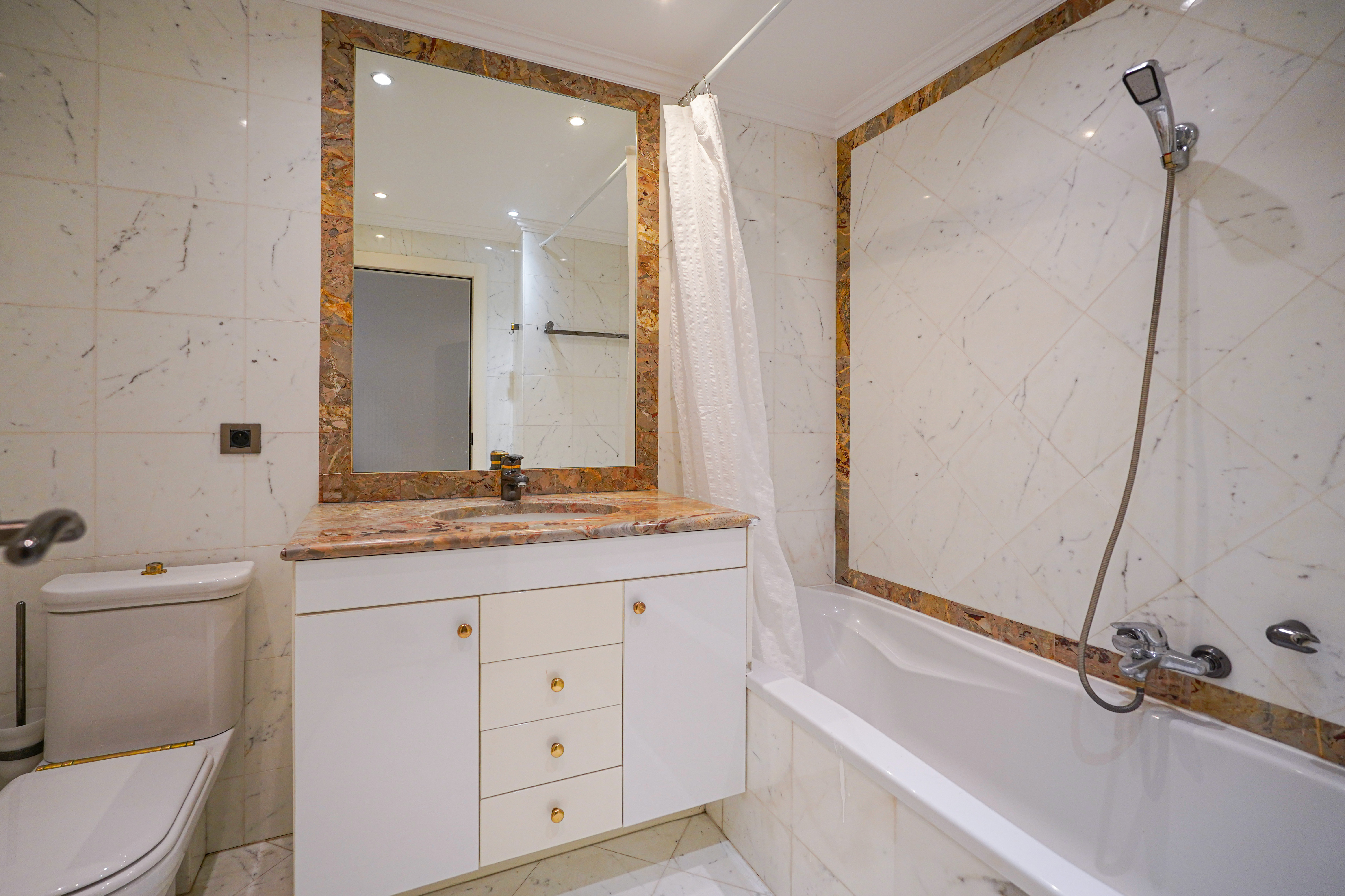 e2a25_sdb-patio-palace-studio-barnes-valeri-agency-monaco-1789112569.jpg