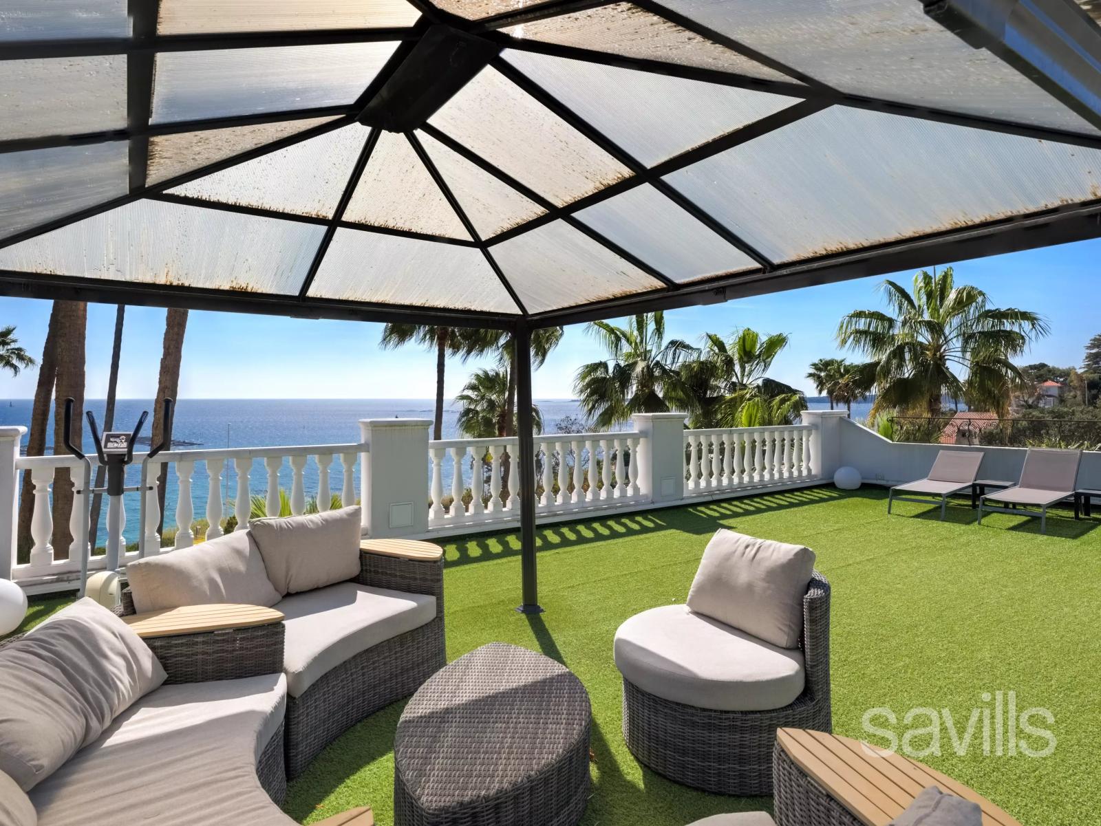 Récemment rénovée - vue carte postal sur mer et palmiers