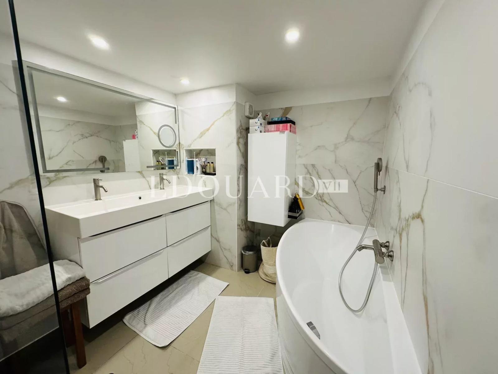 Magnifique quatre pièces entièrement rénové, au premier étage d'un immeuble classé de grand standing