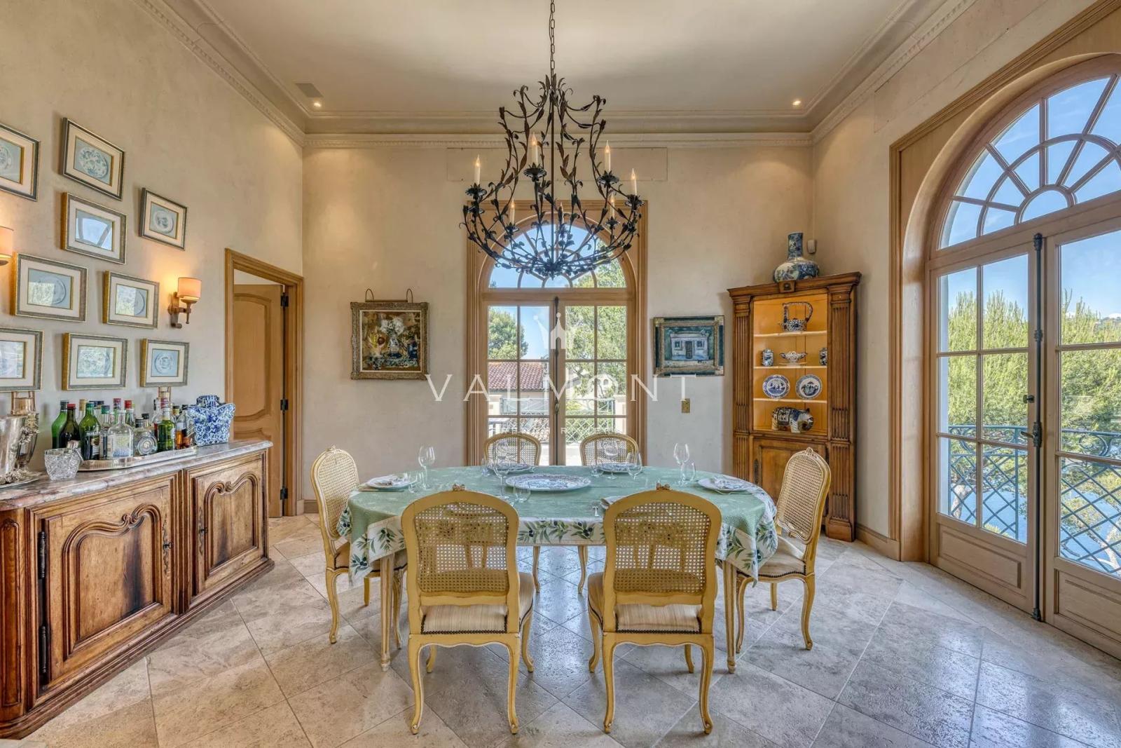 ELEGANTE VILLA AVEC UNE VUE IMPRENABLE SUR LA MER