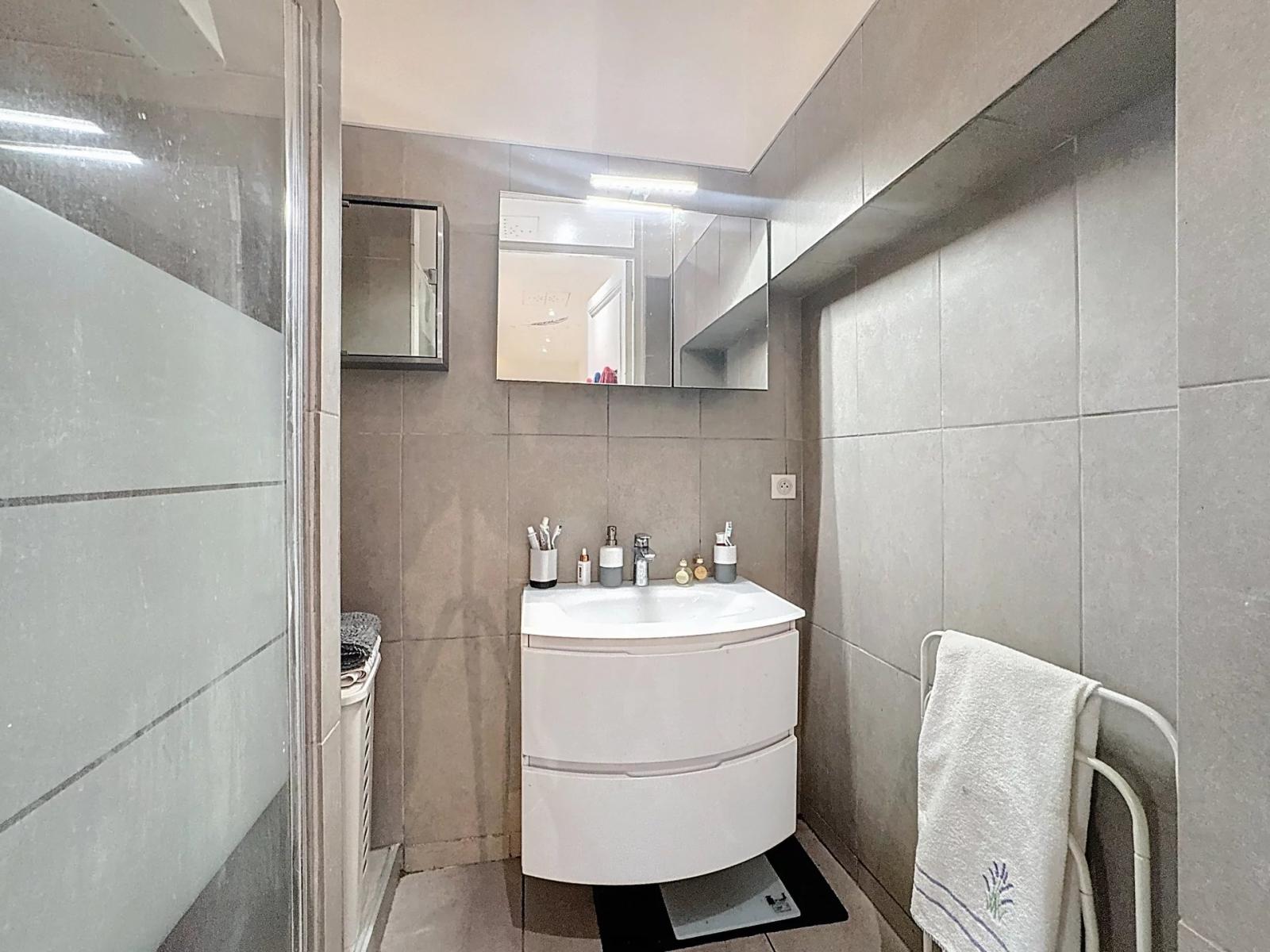 CANNES - BAS CARNOT - 3P BOURGEOIS TERRASSE