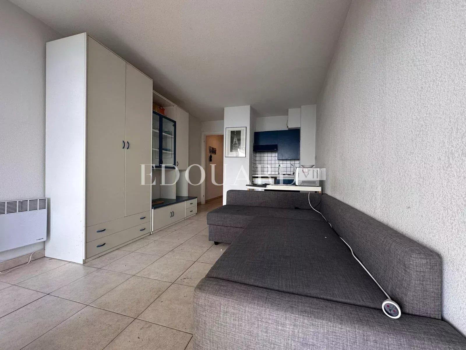 Bel studio à vendre avec terrasse couverte, magnifique vue mer panoramique et cave, exclusivité