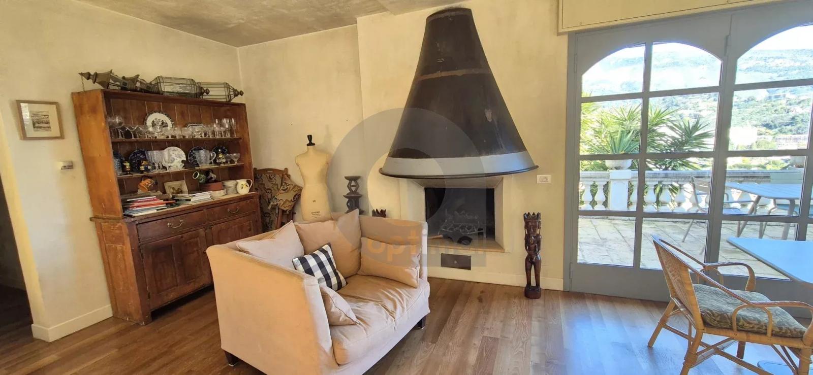 Élégante Villa avec Vue Panoramique – Menton, Quartier Résidentiel