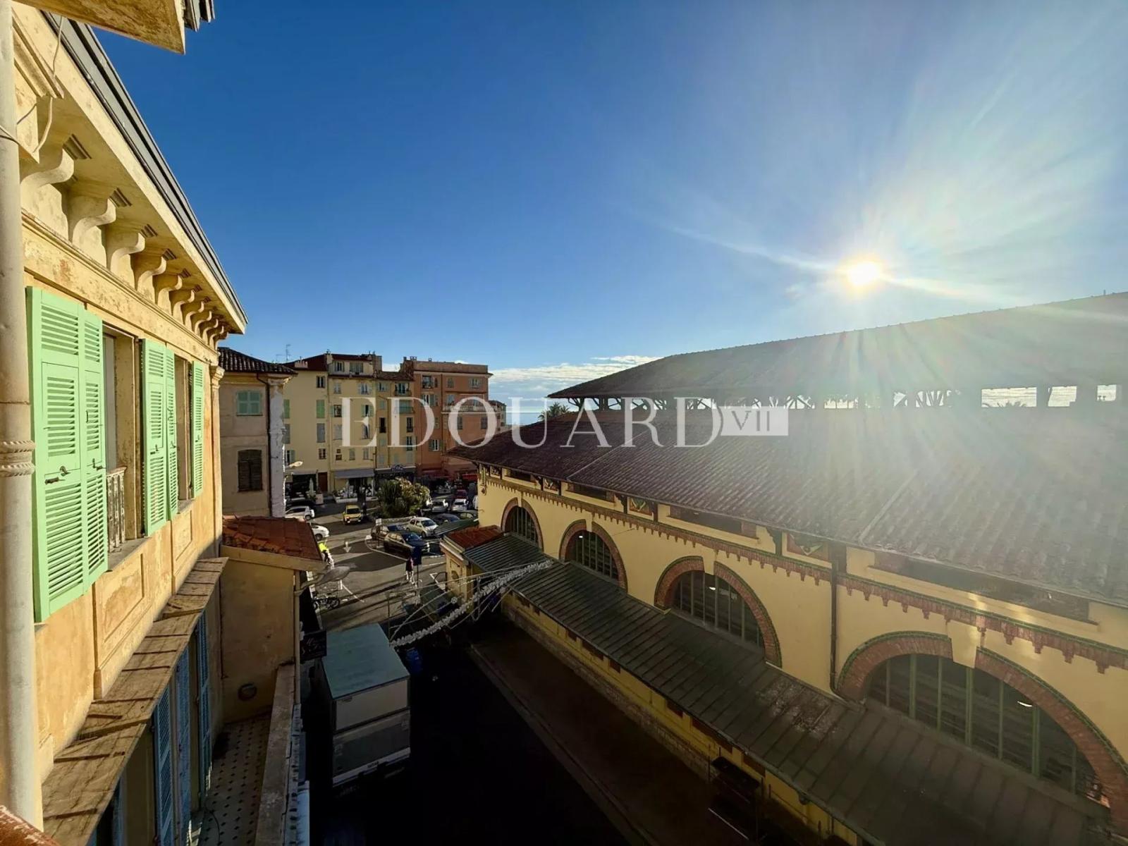 Exceptionnel quatre pièces avec terrasse,  idéalement situé en plein cœur de la zone piétonne de Menton