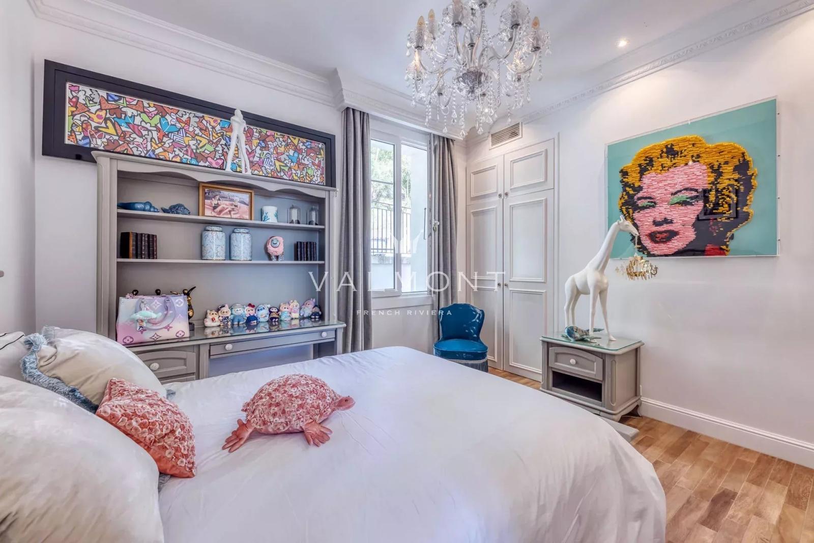 VILLA RAFFINÉE PERCHÉE AU-DESSUS DU VILLAGE D'EZE