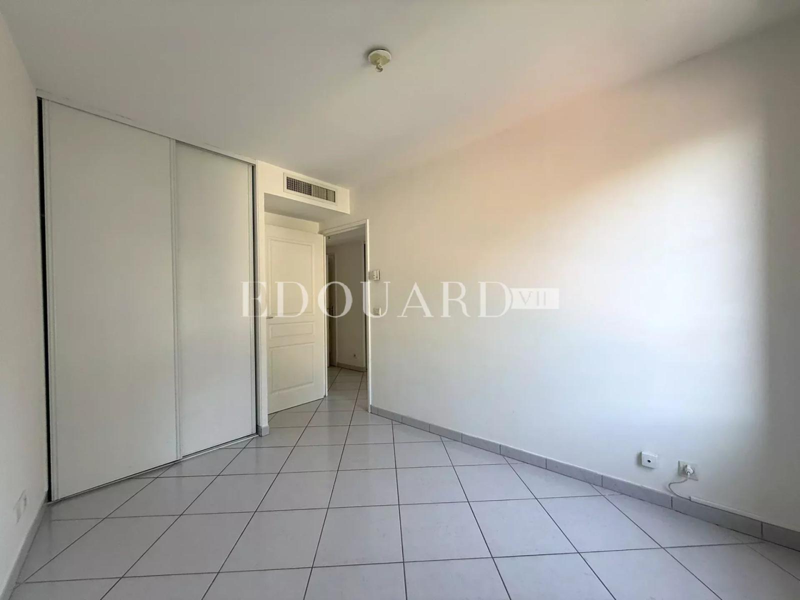 Sur la commune de Beausoleil, beau quatre pièces vide avec terrasse, balcon, cave et double garage