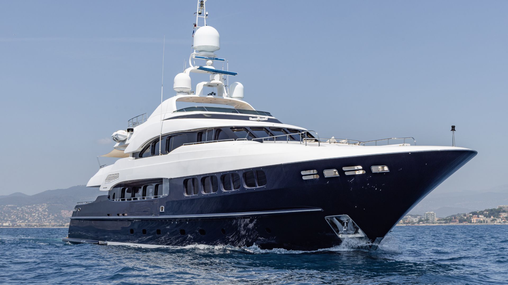 iRnr6_pre-owned_luxury_yacht.jpg