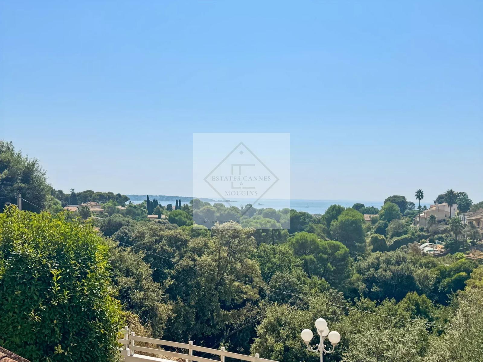 À VENDRE – VILLA DE CHARME VUE MER À ANTIBES, CALME ABSOLU