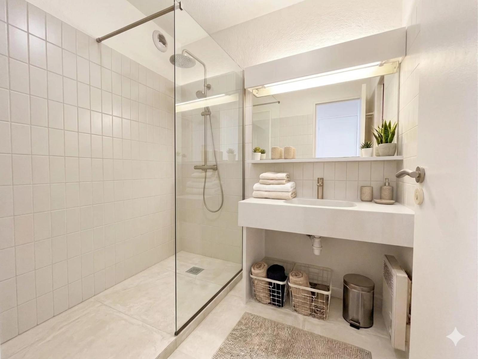 AGAY CAP ESTEREL LE VILLAGE: beau studio cabine avec accès de plein pied, terrasse et jardin vue mer