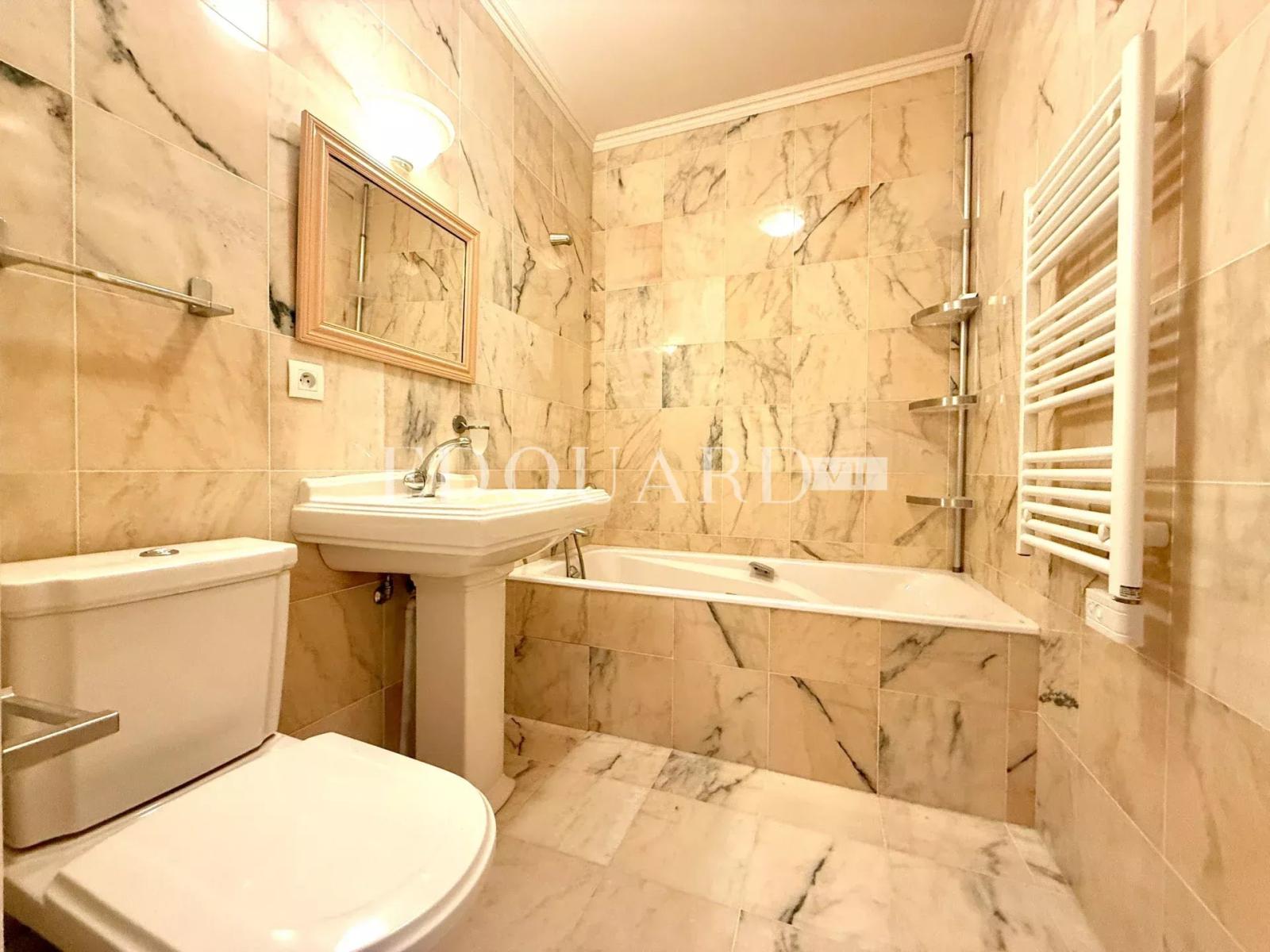 En exclusivité trois pièces avec vue mer imprenable, dans magnifique immeuble avec piscine et parc