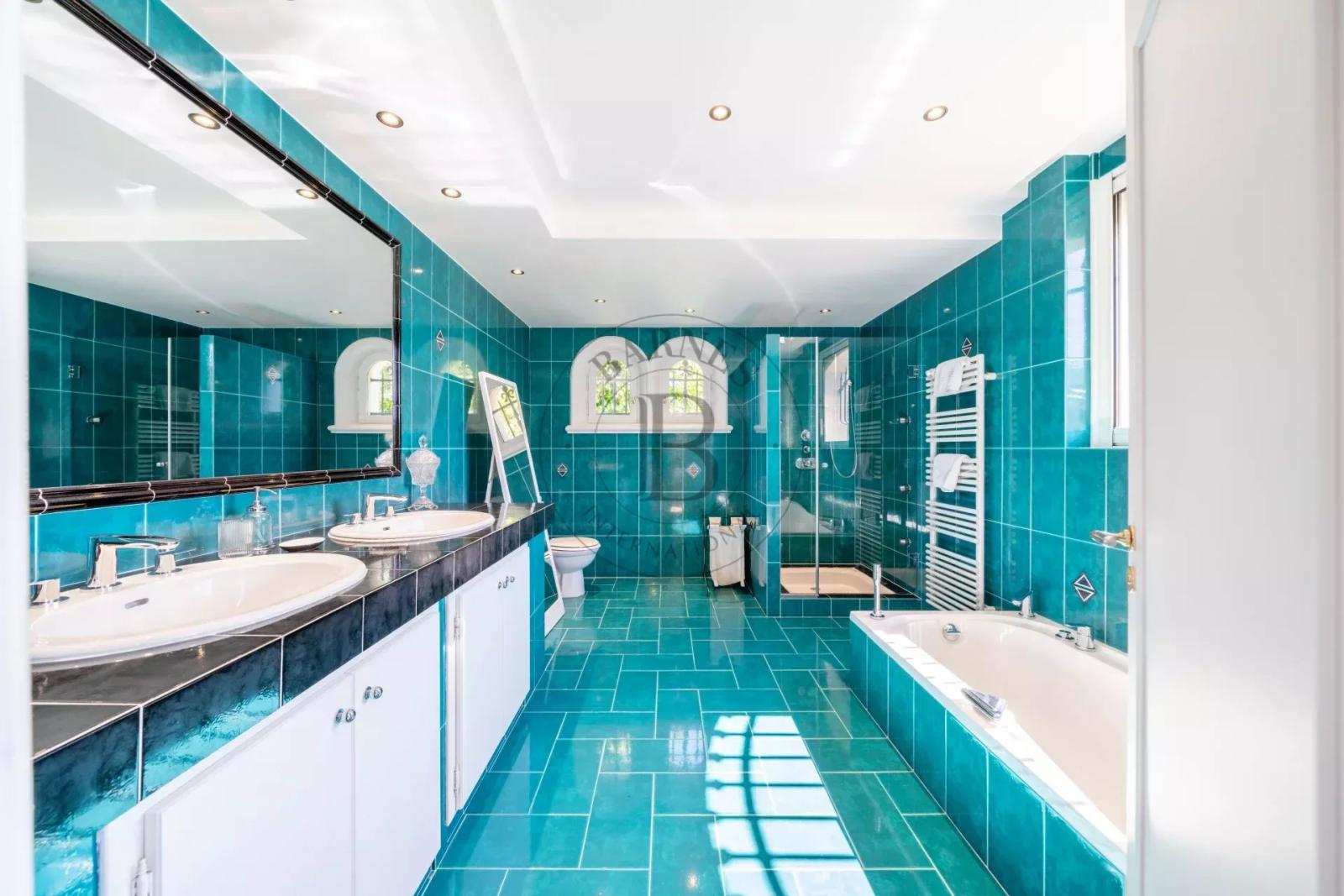 MOUGINS - VILLA DE CHARME - PROCHE VILLAGE