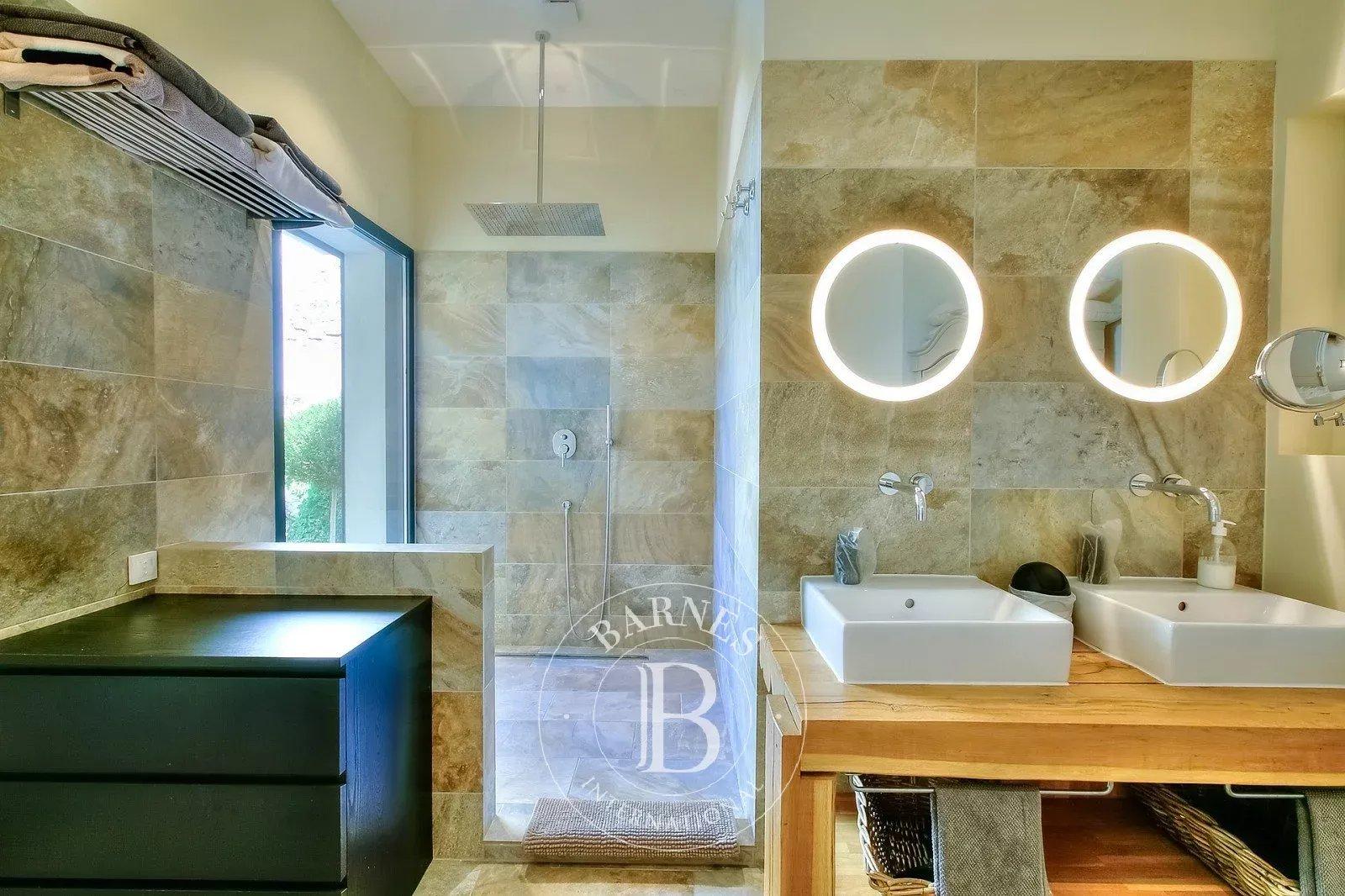 CANNES CENTRE - LOFT ATYPIQUE - HAUTEUR SOUS PLAFOND
