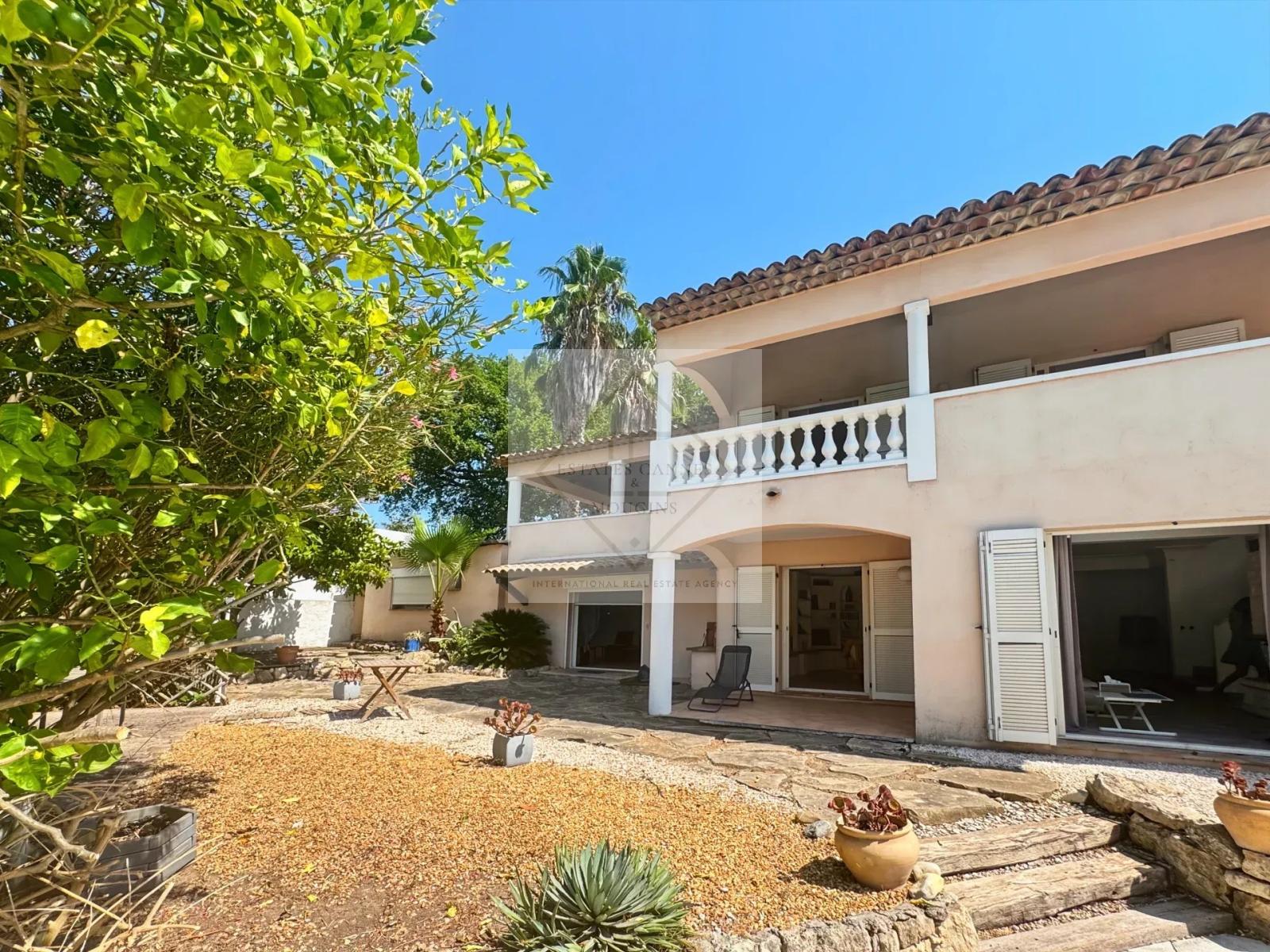 À VENDRE – VILLA DE CHARME VUE MER À ANTIBES, CALME ABSOLU