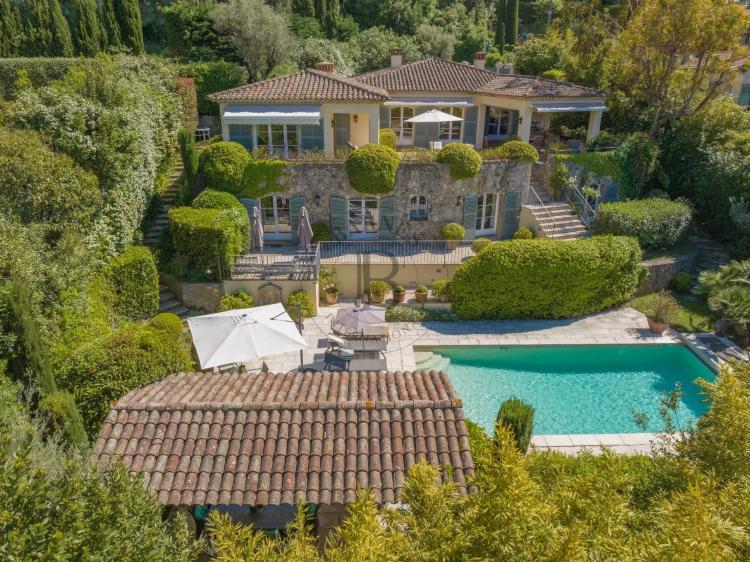 MOUGINS - VILLA PROVENCALE - A PIED DU VILLAGE