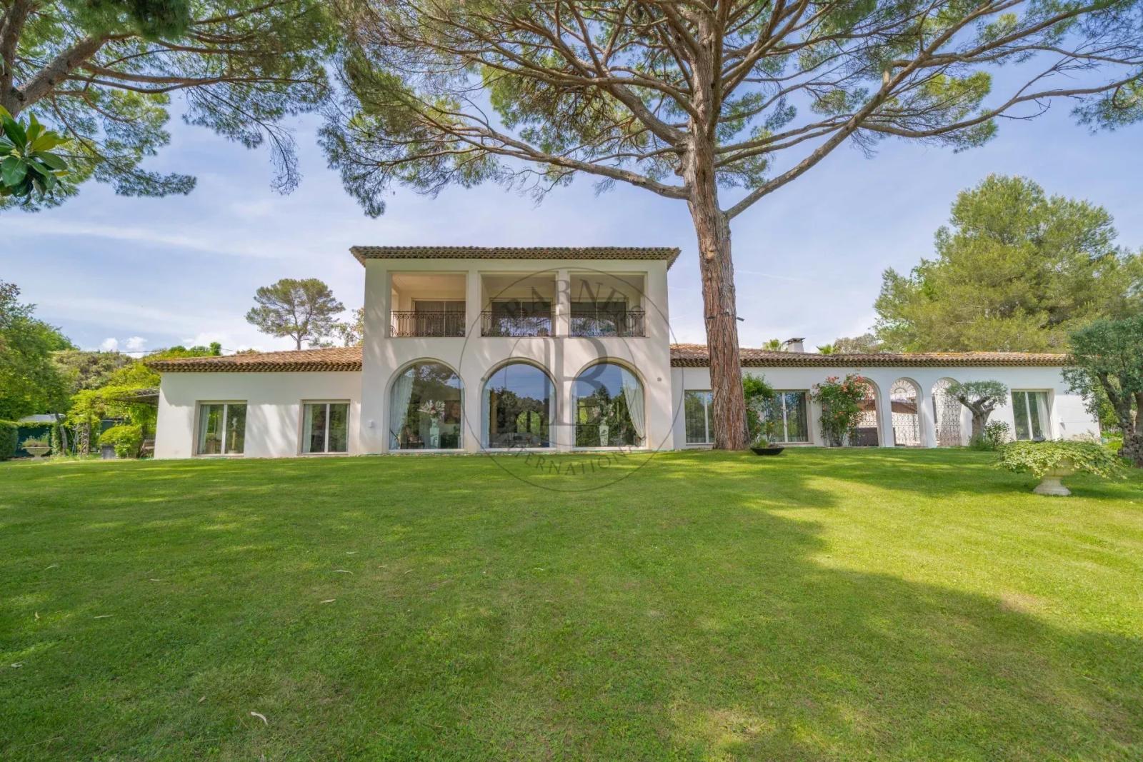 MOUGINS – VILLA AVEC PISCINE LAGON, PISCINE INTÉRIEURE ET TENNIS