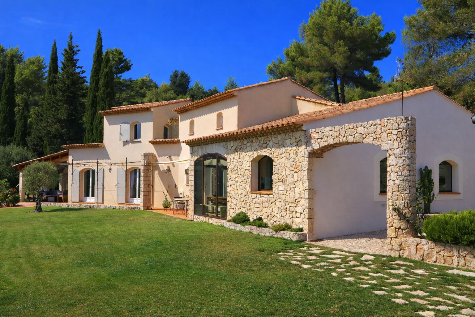 SAINT-MARTIN-DE-PEILLE-VILLA-5 PIÈCES-TERRAIN PLAT-VUE DEGAGÉE