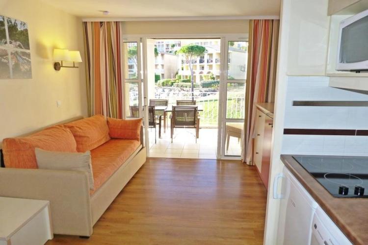 AGAY CAP ESTEREL 2 PIECES DERNIER ETAGE VUE GOLF. PARKING PRIVE
