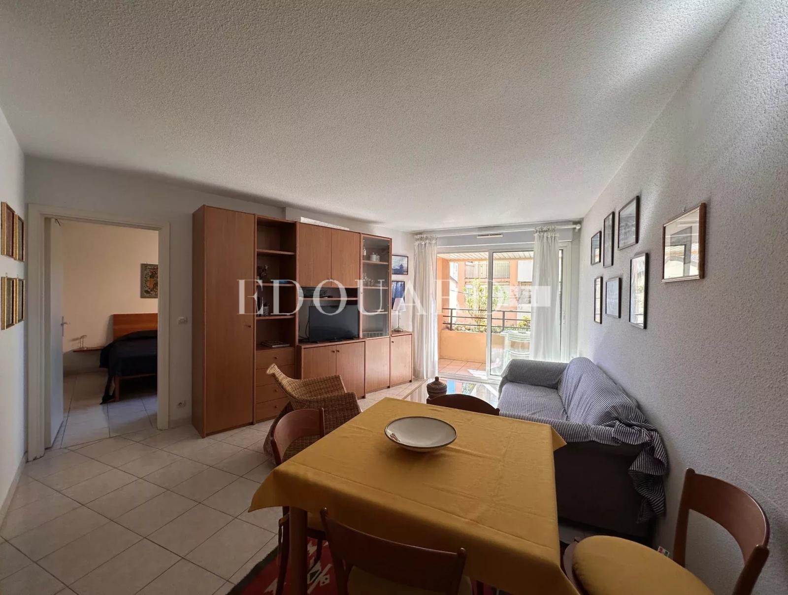 En exclusivité beau deux pièces en parfait état avec spacieux balcon, jolie échappée mer et garage