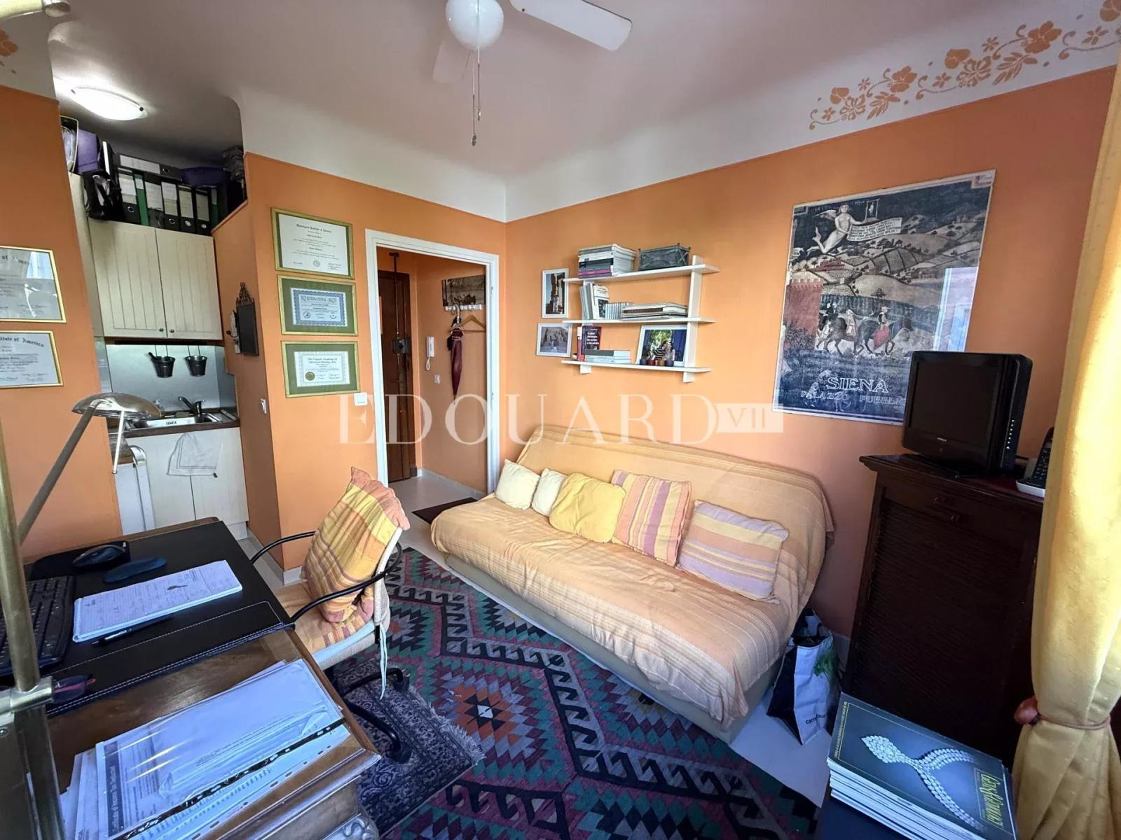 En exclusivité studio en bon état, au deuxième étage d'un immeuble dans le centre de Menton