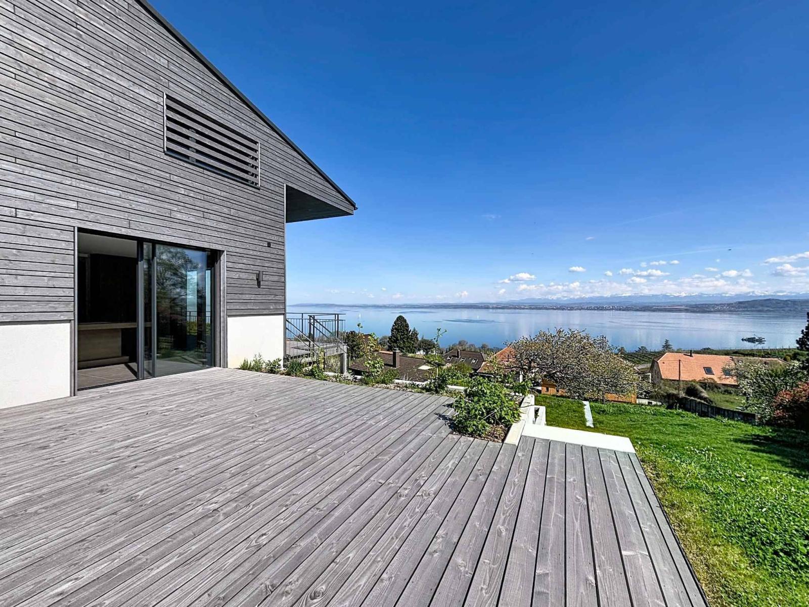 Villa d’exception suspendue entre lac et Alpes