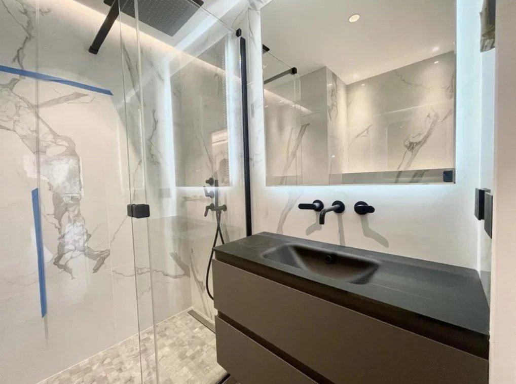 Un appartement luxueusement rénové avec vue sur port de Fontvielle