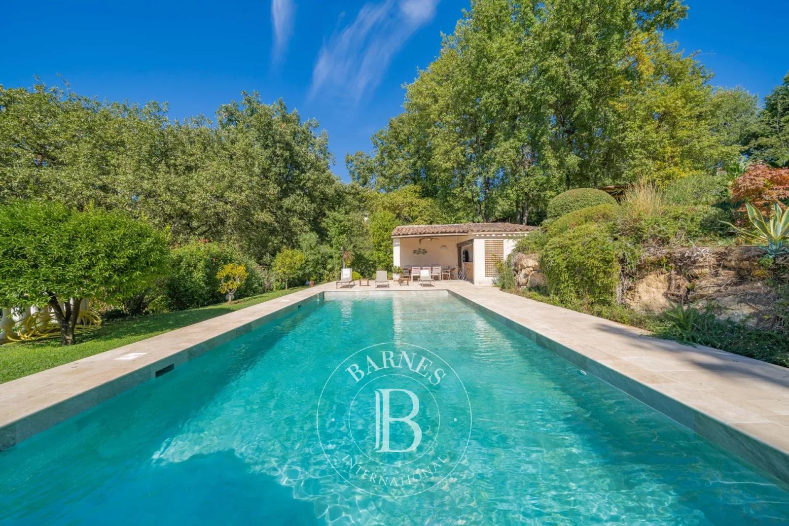 Vence – Propriété d’exception avec 8 chambres, parc boisé d’un hectare, piscine et dépendances