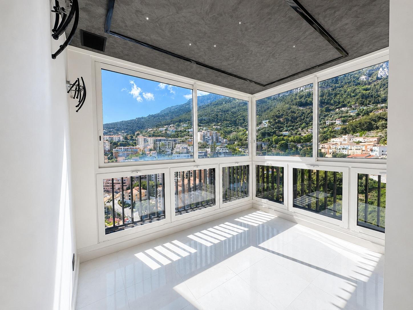 Parc Saint Roman – Duplex en dernier étage, trois chambres et vue mer