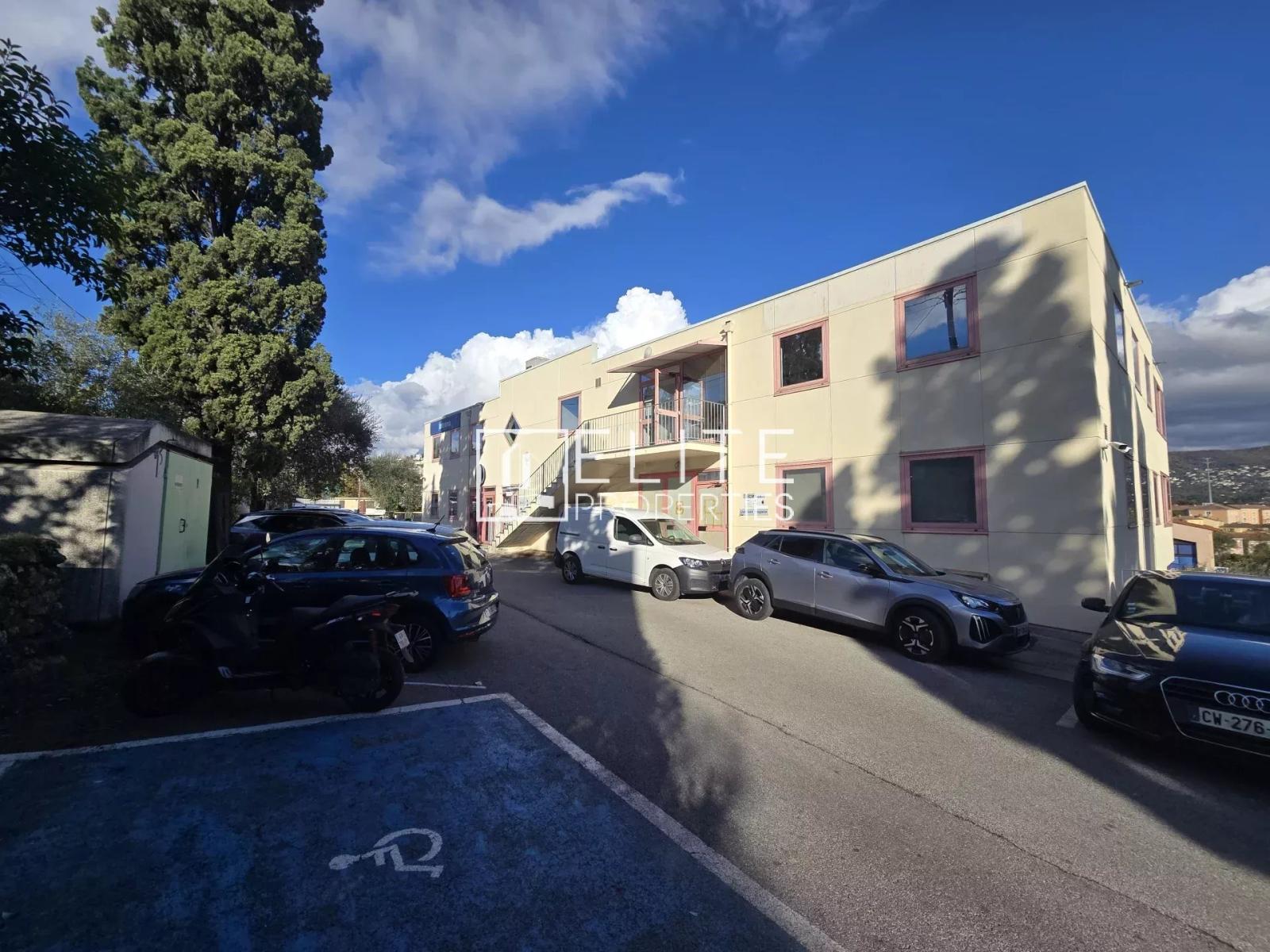 LOCAL COMMERCIAL  DE 125 m²  AU 1er ÉTAGE – GRASSE