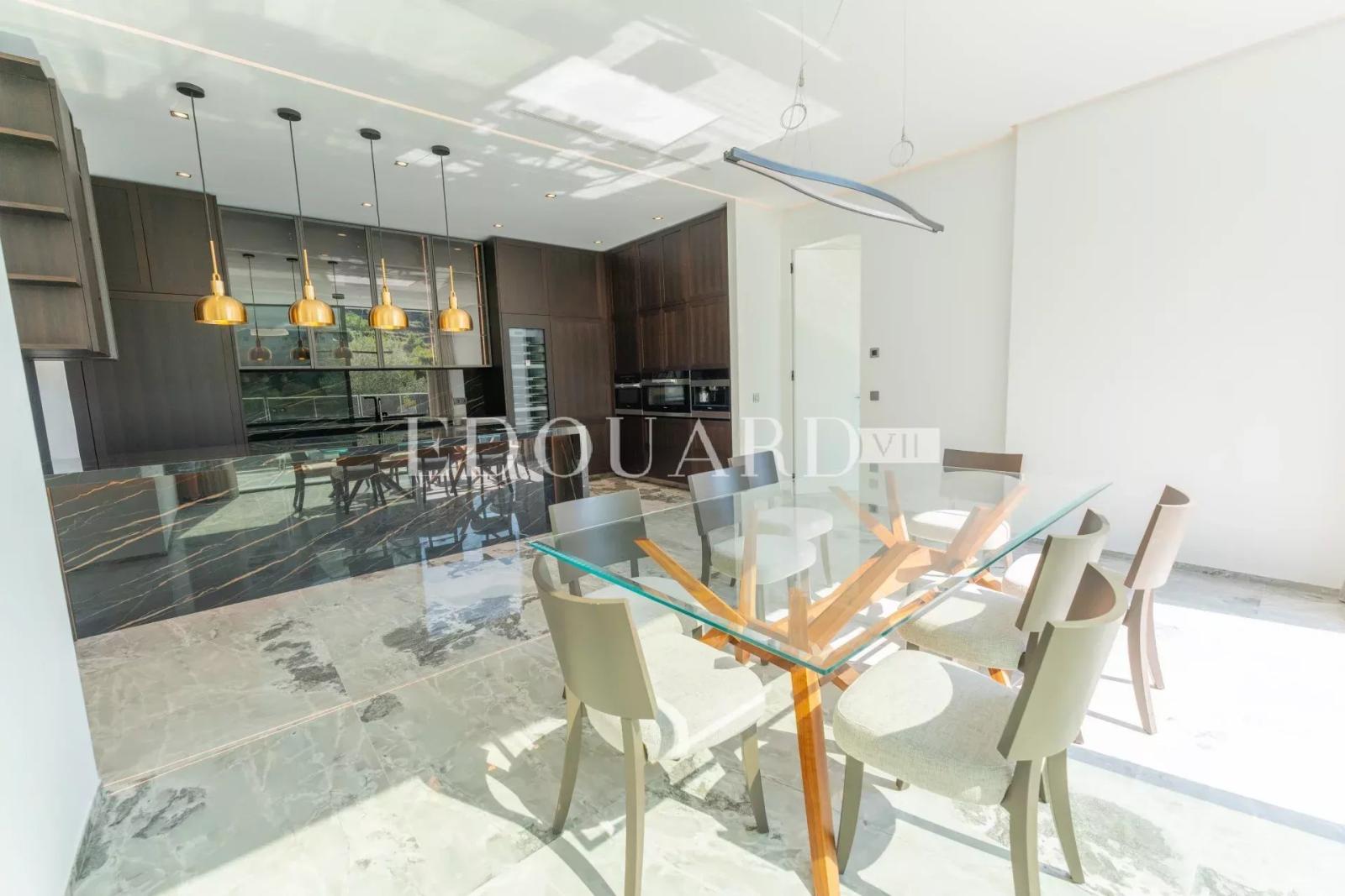 En exclusivité villa neuve avec domotique, ascenseur, grandes terrasses, piscine à débordement et belle vue mer