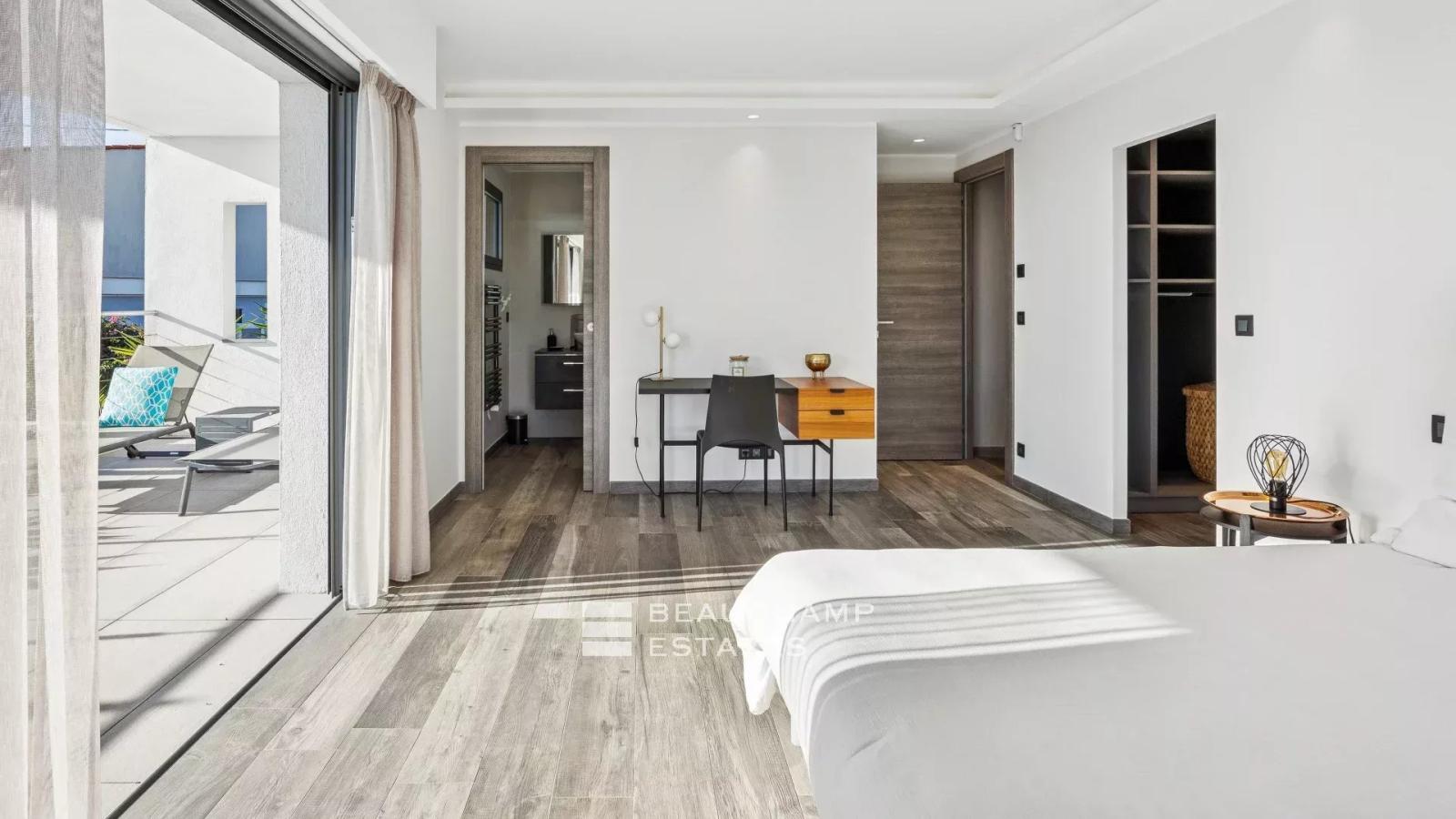 Mougins – Villa contemporaine avec vue mer panoramique