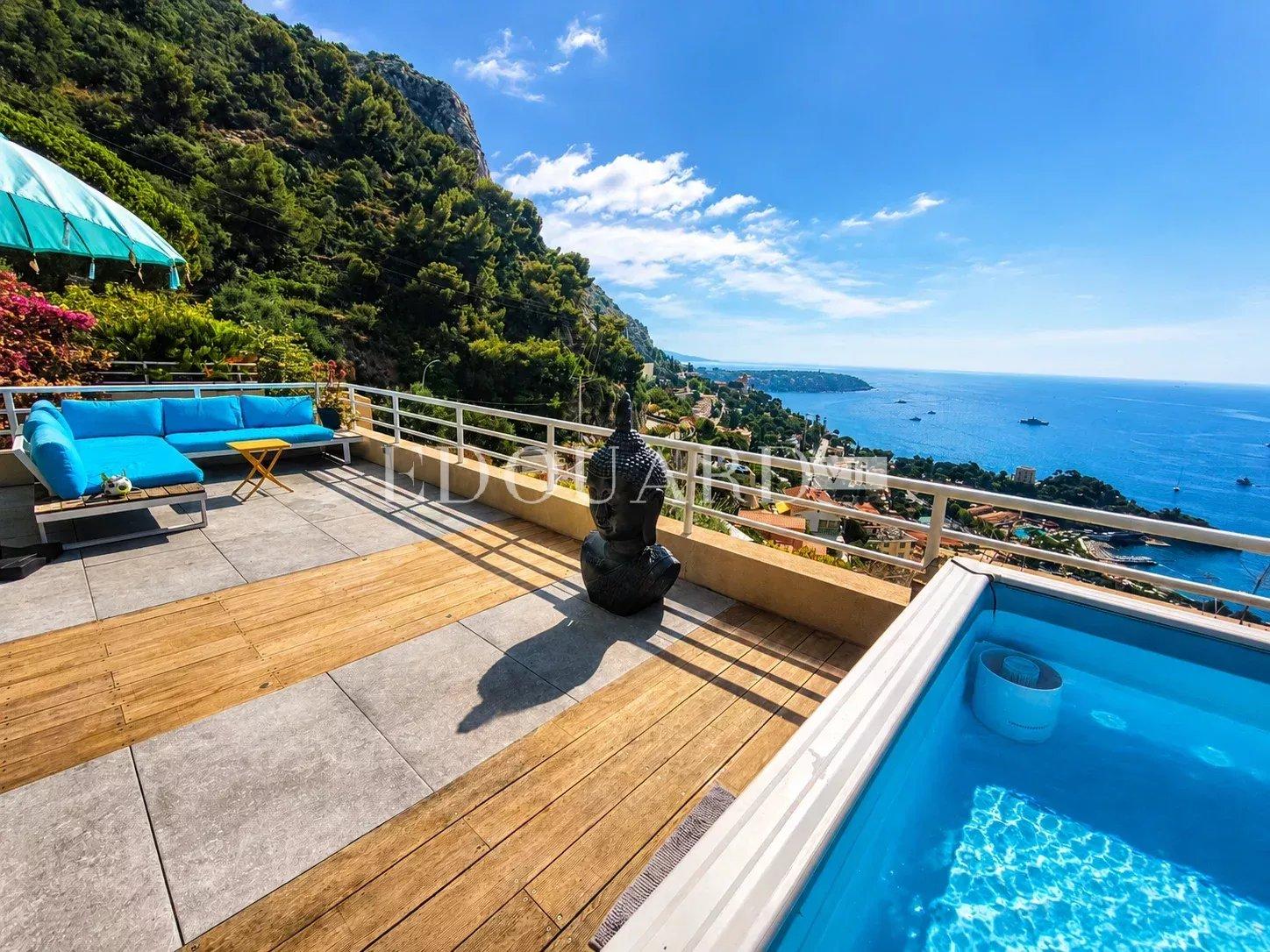 Roquebrune Cap Martin, trois pièces avec spectaculaire terrasse, petite piscine privée et superbe vue mer