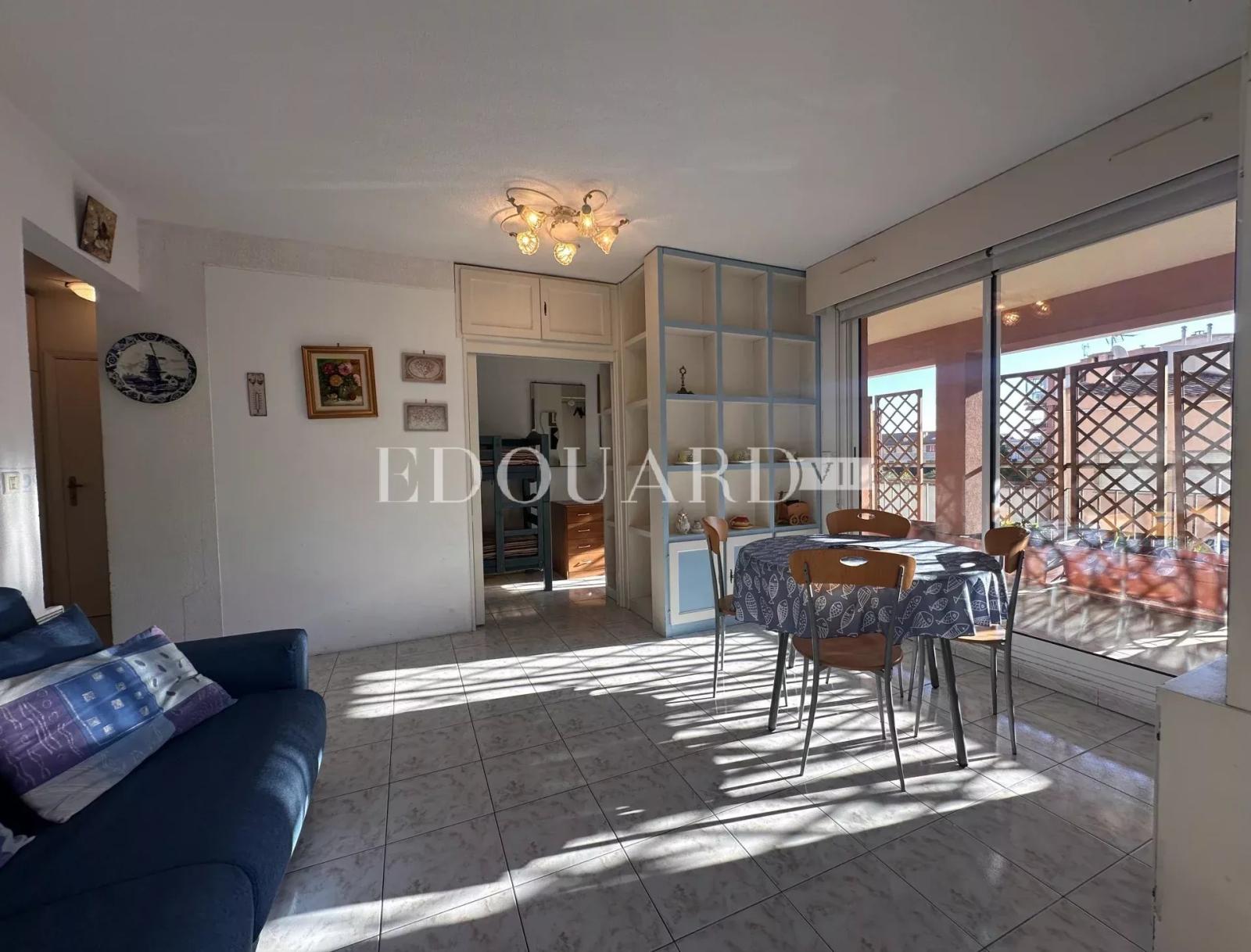 En exclusivité trois pièces traversant à vendre avec grande terrasse couverte vaste jardin