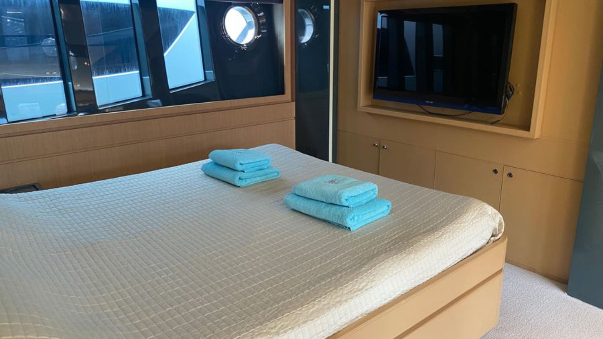 0bqQ5_riva_86_domino_cabin_2_.jpg