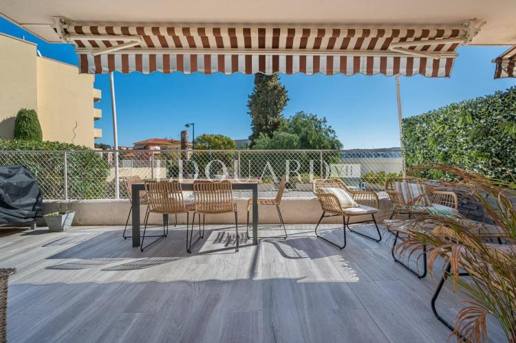 Sur la commune de Villefranche sur Mer,  charmant quatre pièces à vendre avec grande terrasse