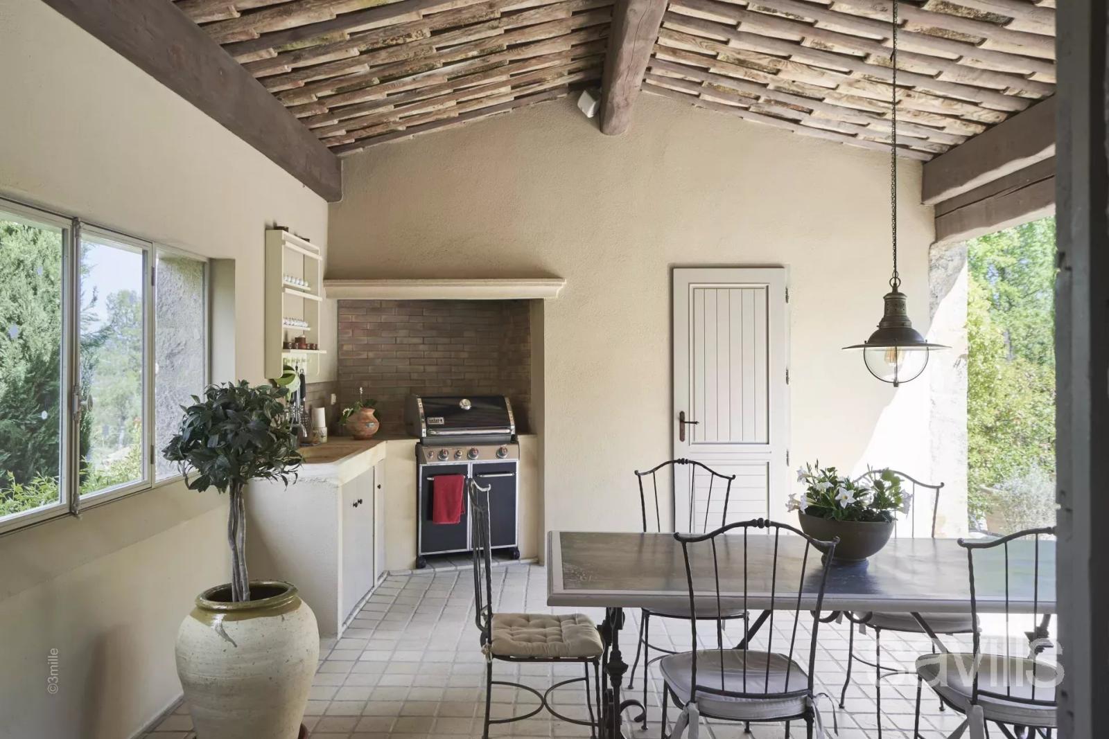 Superbe villa en pierre dans un domaine privé