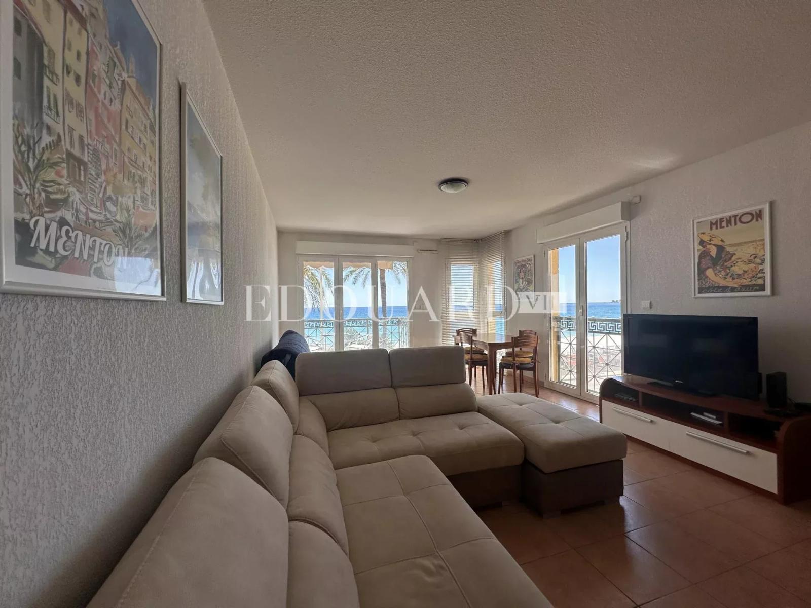 En exclusivité deux pièces à vendre avec terrasse et splendide vue mer, dans immeuble face aux plages