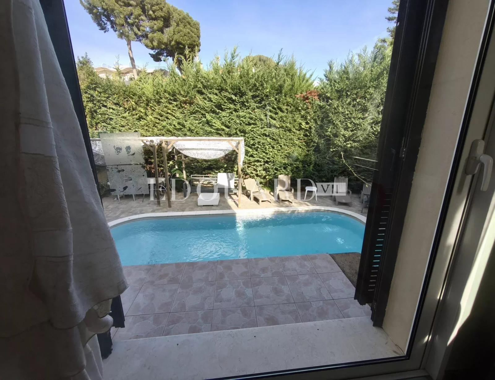 Villa indépendante à vendre, en excellent état avec piscine, jardin plat et vaste parking extérieur