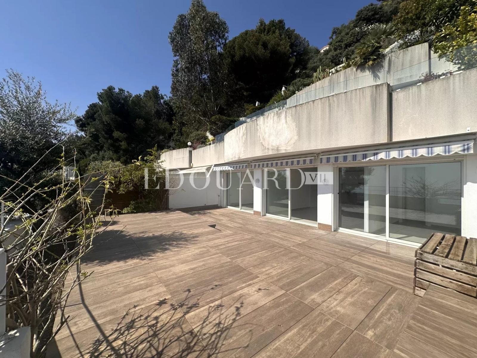 Trois pièces en bon état avec spectaculaire terrasse, magnifique vue mer panoramique et garage