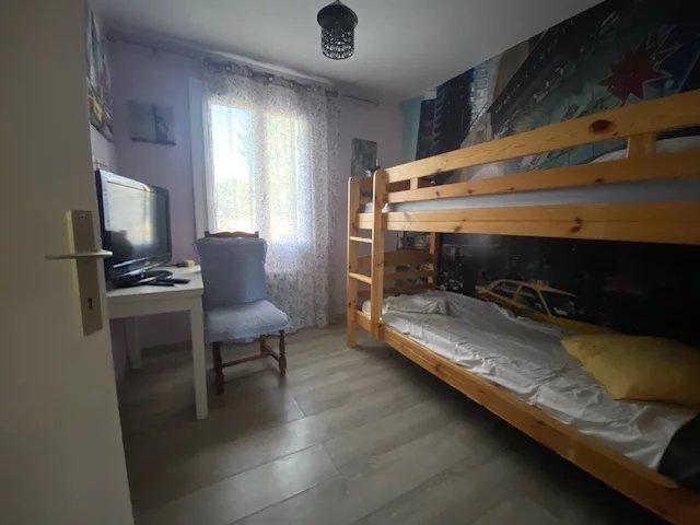 REGUSSE  Jolie  maison de plain-pied rénovée