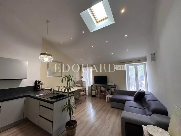 Au cœur du splendie village de La Turbie, à vendre charmant trois pièces entièrement rénové