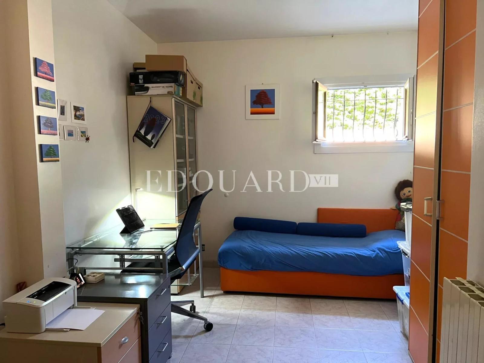 Dans un domaine privé proche de La Turbie, à vendre villa présentant un potentiel important