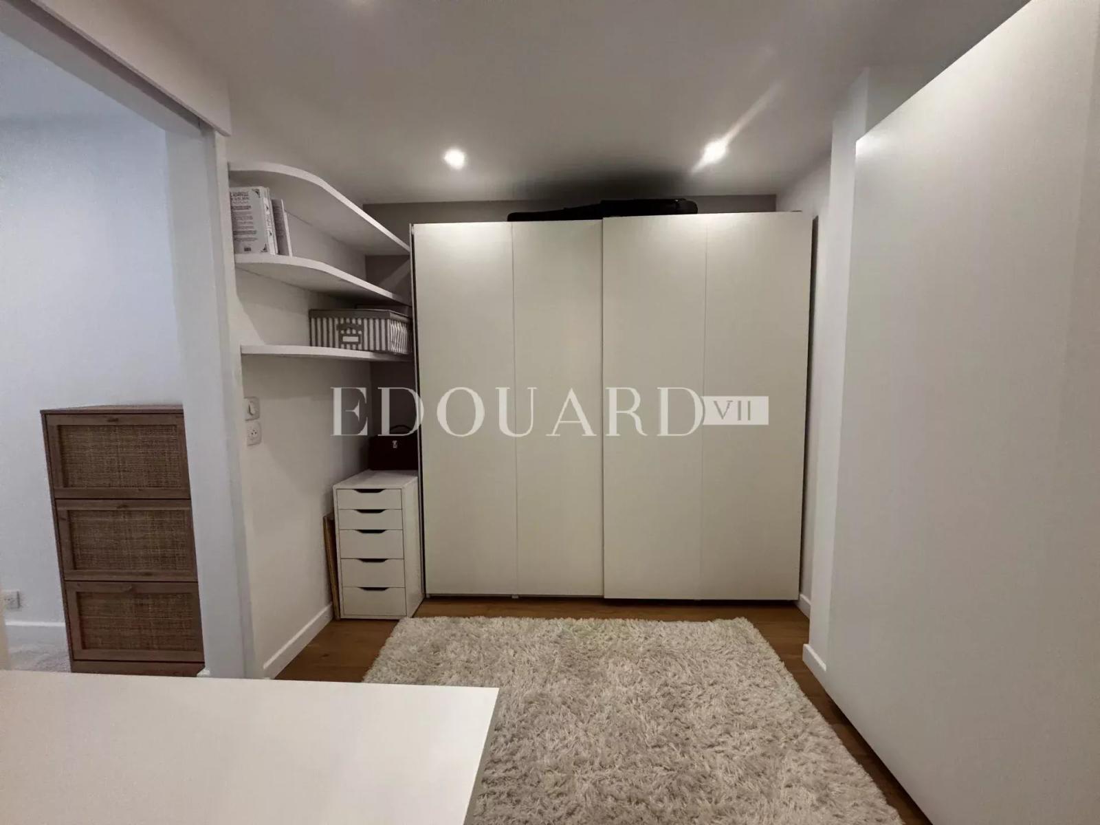 En exclusivité superbe trois pièces avec deux grandes terrasses et parking, limitrophe la Principauté de Monaco